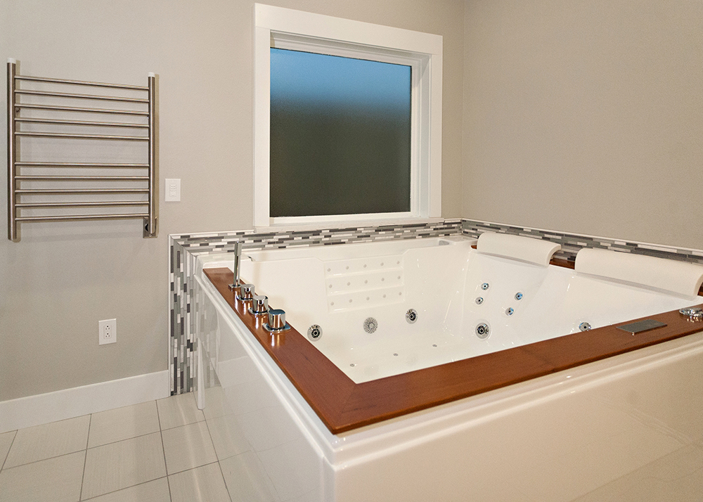 Reidy Modern Style Home Custom Wood Panel Jacuzzi Bath Tub